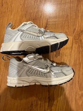 Nike Kids Vomero Silver and White Sneaker